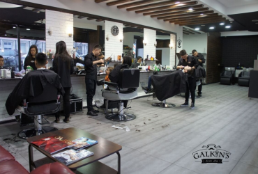 Если Вы хотите поддерживать свой статус и всегда достойно выглядеть в своём окружении, то скорее приходите к нам в Galkin's Barbershop!